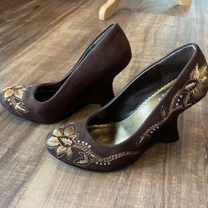 Qupid arched wedges brown with gold. NEW.